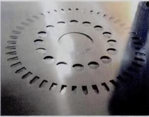 圖1 電機(jī)模具沒取出,二次沖裁造成啃刀